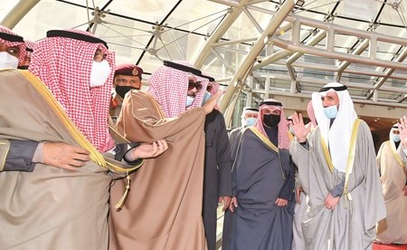 صاحب السمو الأمير الشيخ نواف الأحمد لدى مغادرته إلى ألمانيا وفي وداعه سمو نائب الأمير وولي العهد الشيخ مشعل الأحمد ومرزوق الغانم وسمو الشيخ ناصر المحمد وكبار المسؤولين