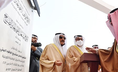 صاحب السمو الأمير الشيخ نواف الأحمد خلال إزاحة الستار عن اللوحة التذكارية لمشروع الوقود البيئي