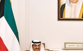 سمو ولي العهد الشيخ مشعل الأحمد خلال استقباله سمو الشيخ صباح الخالد