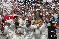إشبيلية لدغ برشلونة بثلاثية وأحرز كأس السوبر الأوروبية 