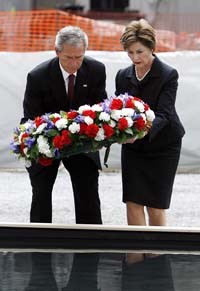 بوش يحيي ذكرى 11 سبتمبر بأكاليل الزهور في الموقع ووعد بعدم نسيان العدو المتربص بالأميركيين 