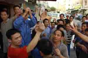 150 عاملاً صينياً يهددون بقتل مديرهم بعد احتجازه مع مساعده لأكثر من 48 ساعة 