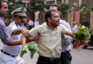 صحافيو الإخوان يتظاهرون ببيع الخضراوات احتجاجا على إغلاق صحيفتهم 
