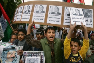 الفلسطينيون يتظاهرون: صدام بطل!