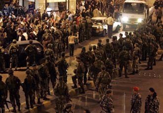 قباني وقبلان يدعوان لعدم النزول إلى الشارع اشتباكات في الأشرفية والجيش يعزل منطقة وسط البلد
