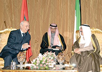 الأمير بحث مع الوزير الأول المغربي المستجدات الإقليمية والدولية