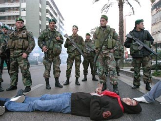 إضراب المعارضة اللبنانية اصطدم بأنصار السلطة والحصيلة 3 قتلى و100 جريح 