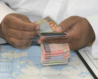 انخفاض الدينار في سوق الصرف المصري 