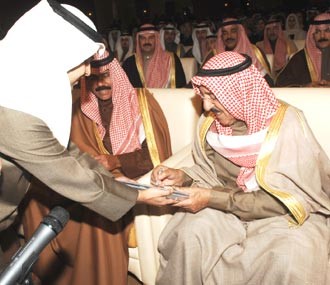 الأمير دشن الموقع الإلكتروني لمسابقة سالم العلي للإنترنت 