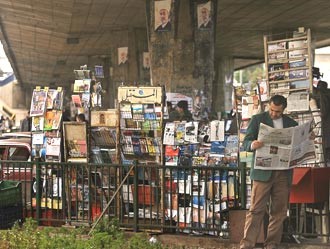 ترقب لنتائج زيارة الأمير بندر إلى واشنطن وتشديد على العودة إلى الحوار الداخلي