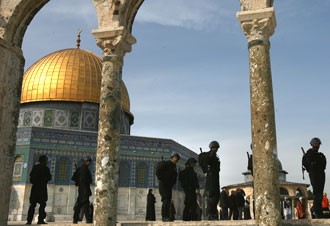 القوات الإسرائيلية تقتحم المسجد الأقصى وتقصف المصلين بالقنابل والذخيرة الحية