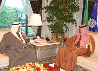 نائب الأمير: المحافظة على العلم الوطني لبث روح الانتماء لدى الشباب والكبار وتوضيح ما يمثله من رمز للدولة وتاريخها 