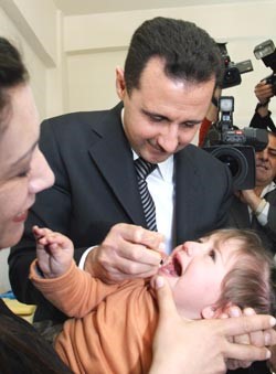 الأسد يشارك في حملة التلقيح الوطنية ويدعو لشمولها جميع الأطفال 100%