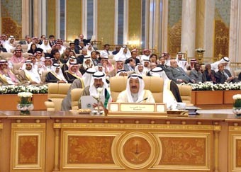 الأمير أكد أهمية التركيز على دعم الاستثمار ومشاريع البنى التحتية والاقتصادية في الدول العربية