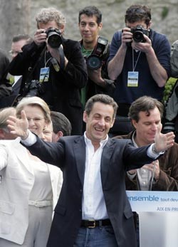 لوبن: ساركوزي غير جدير بالرئاسة