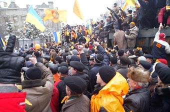 صراع القوة بين الرئيس ومعارضيه يضع أوكرانيا على أعتاب حرب أهلية