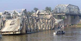 انتحاري يقتل 8 أشخاص في البرلمان بينهم نائبان وآخر يدمر جسر الصرافية ويودي بعشرة عراقيين