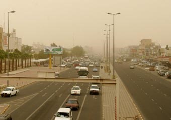 «السوداني» جاء بالغبار إلى الكويت وأمطار متوقعة اليوم