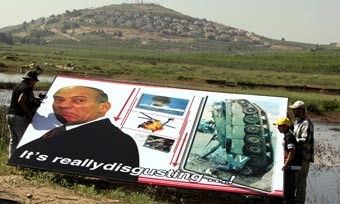 رؤوس حرب لبنان تتهاوى: استقالة وزير إسرائيلي تحرج أولمرت وبيريتس