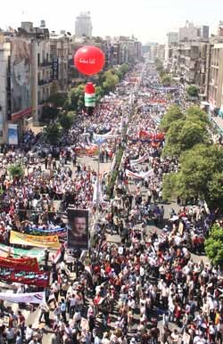 مسيرة حاشدة في دمشق تأييداً لترشيح الأسد لولاية جديدة