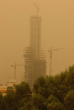الغبار مستمر اليوم والجهراء «احمرت» وبعض أشجارها اقتلعت