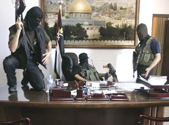 فلسطين بحكومتين: عباس يكلف فياض وحماس متمسكة بهنية