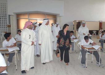 طالبات من القسم العلمي: اختبار الكيمياء من داخل المنهج والأسئلة متوسطة الصعوبة والجو داخل اللجان هادئ