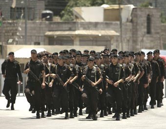 حكومة الطوارئ أدت اليمين وعباس عطّل الدستور لإقرارها فياض يتعهد بالعمل على الوحدة ويتبنى برنامج منظمة التحرير