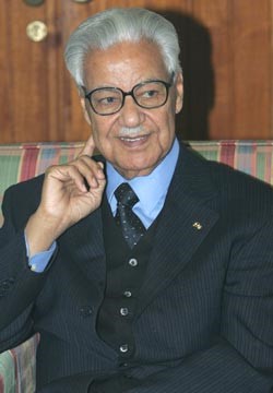 عالم الخلود يحتوي الشاعر الديبلوماسي بعد رحلة حياتية زاخرة بالإبداع