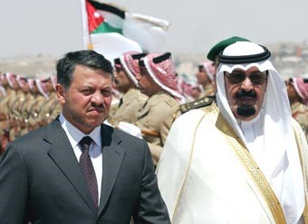 عباس يقيل كبير مستشاريه لتعاطفه مع «حماس»