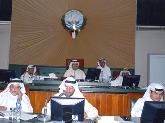 البلدي يوصي بتطبيق قراراته ورفض استثناء أي منطقة من قرار إغلاق المحلات