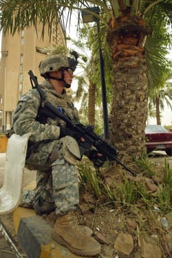 بوش ينفي أي انسحاب تكتيكي للقوات الأميركية من العراق و ريد يستميل «المنشقين الجمهوريين» لتغيير مسار الحرب