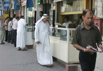 صرافون لـ «الأنباء»: السوق لم يطرأ عليه تغيير والزيادة مازالت غير كافية