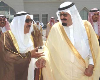 الأمير بحث مع خادم الحرمين المستجدات السياسية على الساحتين الإقليمية والدولية