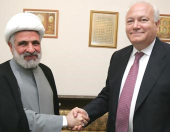 الاحتدام بين العونيين والكتائبيين امتد إلى الأرض
