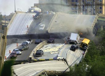 مقتل 9 أشخاص وإصابة 60 في انهيار جسر فوق نهر المسيسيبي