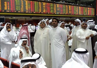 استمرار الضغوط على الأسهم وسبع شركات كبرى تقود التداولات 