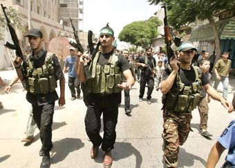 حماس تعتقل 32 فتحاوياً في غزة وتطالب عباس بالإفراج عن المئات من عناصرها