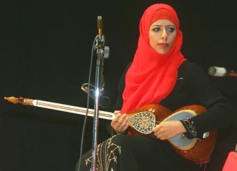 «نيريز الإيرانية» ألحان مطعمة بالحس الأسطوري قدمتها في مشرف
