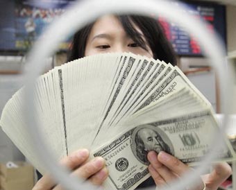 الدولار في أعلى مستوياته منذ 7 أسابيع مقابل العملات الرئيسية الأسبوع الماضي