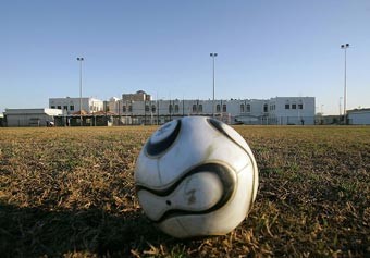 الأندية ترمي بـ «الكرة» في ملعب وزير الشؤون