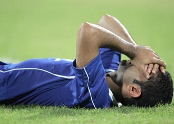 كأس اليد مملوءة حتى نصفها.. والقدم «نصفها» فارغ