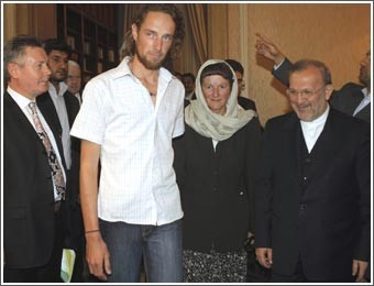 نجاد يدعو خادم الحرمين للحذر من «أعداء الإسلام» ويشكر المملكة على اهتمامها بالحجاج الإيرانيين 