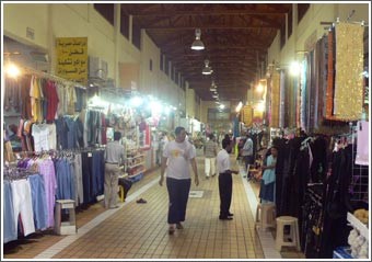 سوق المباركية وجهة مهمة للتسوّق رغم المولات والمجمعات الحديثة