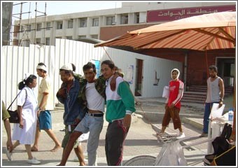 توجيه الاتهام لـ 21 تايلندياً ومصرييْن في مشاجرة سكن عمال الشعيبة