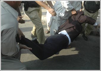 مشرف يتعهد بإجراء الانتخابات في موعدها وبوش يدعوه للإفراج عن المعتقلين