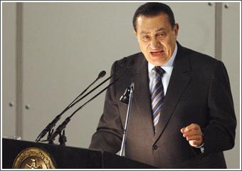 مبارك: نمضي بلا تردد في إقامة المحطات النووية ولا نقبل ضغوطاً أو تدخلاً في شؤون مصر