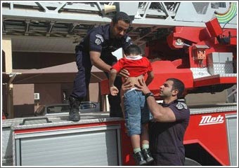 رجال إطفاء السالمية ينقذون طفلا من الخامس بعد أن تركه ذووه وحده في الشقة