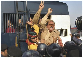 مشرف رفض تحديد موعد لرفع حالة الطوارئ: بوتو تريد سرقة الانتخابات لأنها غير قادرة على الفوز 