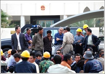 150 صينياً تجمهروا «سلمياً» أمام سفارة بلادهم